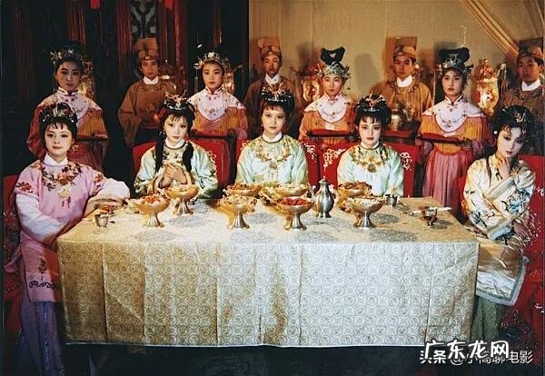 《红楼梦》为什么要先写真隐士和贾雨村?不直接写宁荣二府,用意何在?