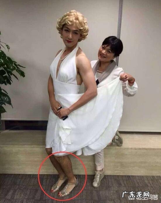 为什么一些电视节目中的女主持人会光着脚穿高跟鞋?