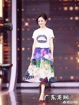 为什么一些电视节目中的女主持人会光着脚穿高跟鞋?