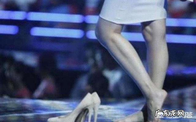 为什么一些电视节目中的女主持人会光着脚穿高跟鞋?