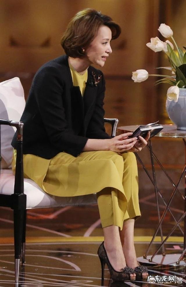 为什么一些电视节目中的女主持人会光着脚穿高跟鞋?