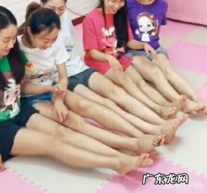 为什么一些电视节目中的女主持人会光着脚穿高跟鞋?