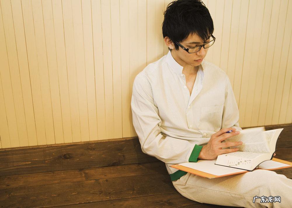 表示看书快的成语