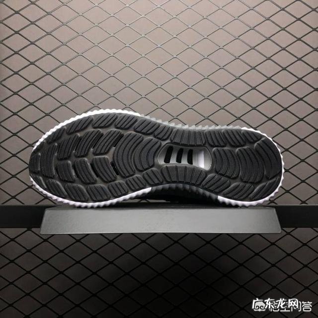 阿迪达斯有哪些适合夏季穿的轻薄透气跑鞋?