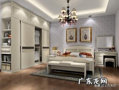 25㎡的卧室怎么同时拥有衣橱、书桌和各种大件家具而不突兀？