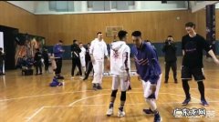 输掉投篮比赛，郭艾伦撒娇耍赖逃避处罚，被大韩和大王“围攻”，对此你怎么看？