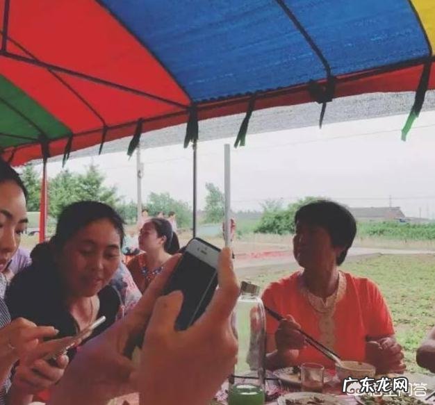 《创造101》中自称“村花”的杨超越真的是农村姑娘吗？