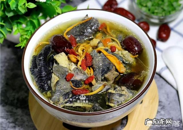 如何自制可口的养颜鸡汤？