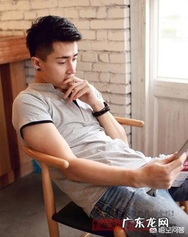 男生发际线高,两边翘适合什么发型?