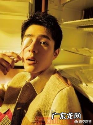 男生发际线高,两边翘适合什么发型?