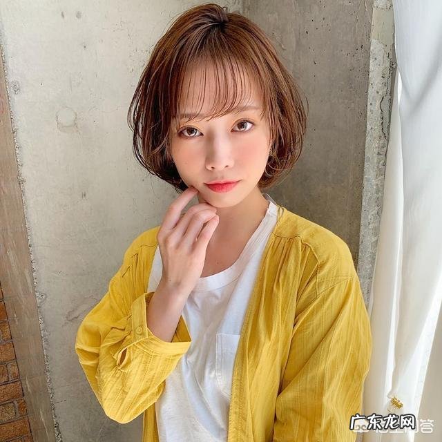 头发老是贴头皮,烫个什么发型好?