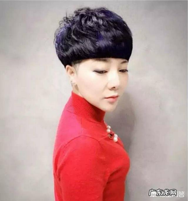 头发老是贴头皮,烫个什么发型好?