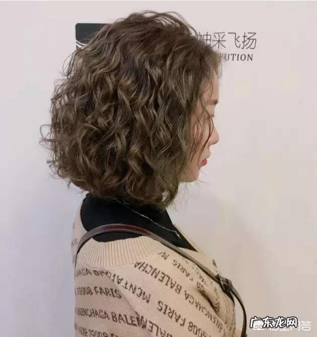 头发老是贴头皮,烫个什么发型好?