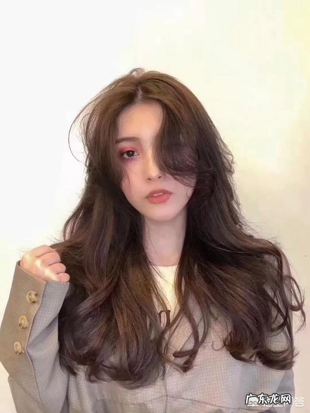 头发老是贴头皮,烫个什么发型好?