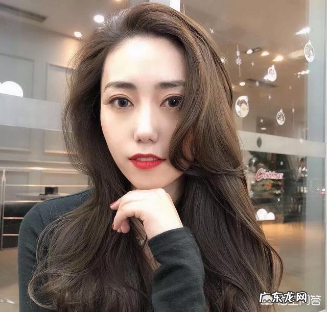 头发老是贴头皮,烫个什么发型好?