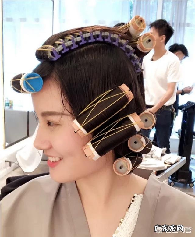 头发老是贴头皮,烫个什么发型好?