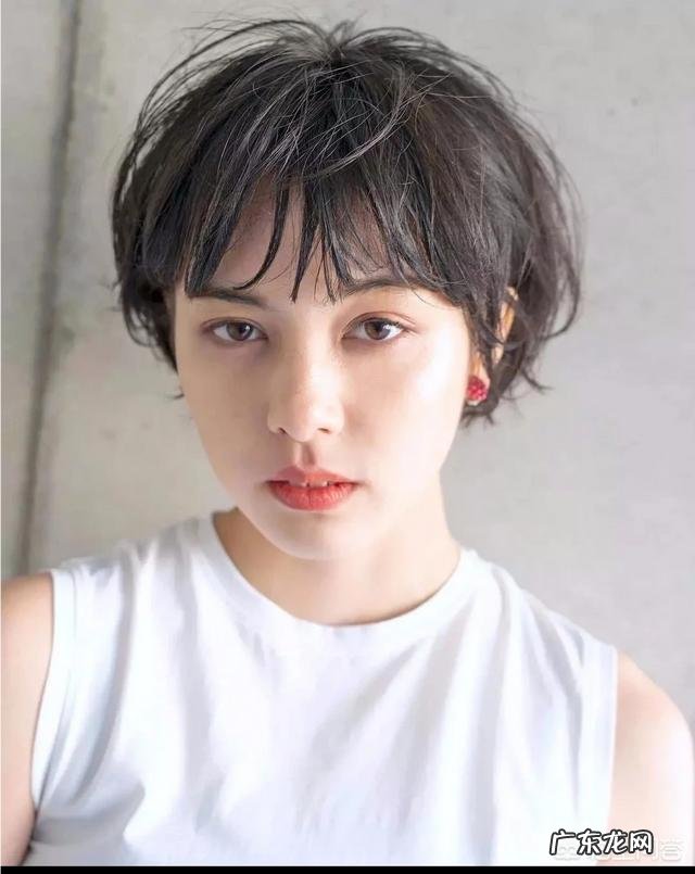 头发老是贴头皮,烫个什么发型好?