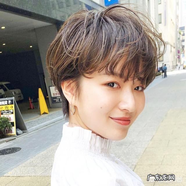 头发老是贴头皮,烫个什么发型好?