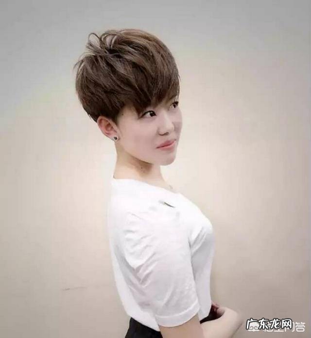 头发老是贴头皮,烫个什么发型好?