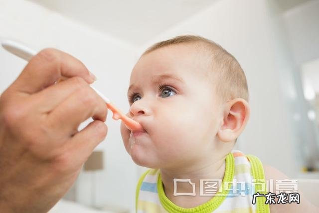 婴儿什么时候添加辅食？