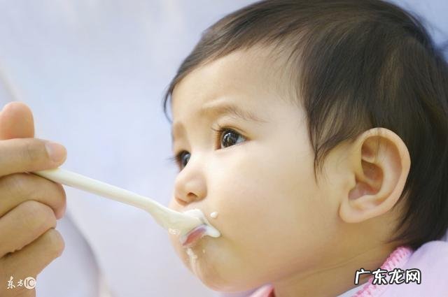 婴儿什么时候添加辅食？