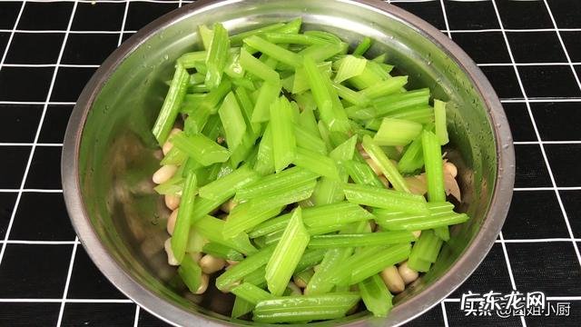 自己在家里怎么做西芹好吃？