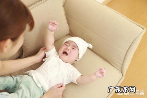 婴儿出生后要绑腿吗?