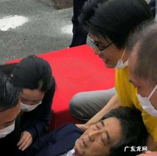 为安倍哽咽的记者被网暴后自杀,遗书曝光,被送到医院生死不明