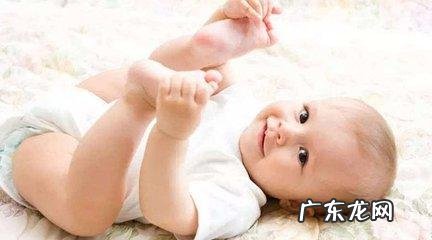 婴儿几个月能穿鞋子？