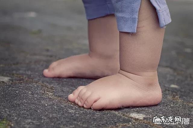 婴儿几个月能穿鞋子？