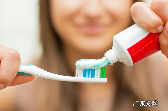 家庭中该如何给宝宝选牙膏,是含氟的好还是不含氟的好?