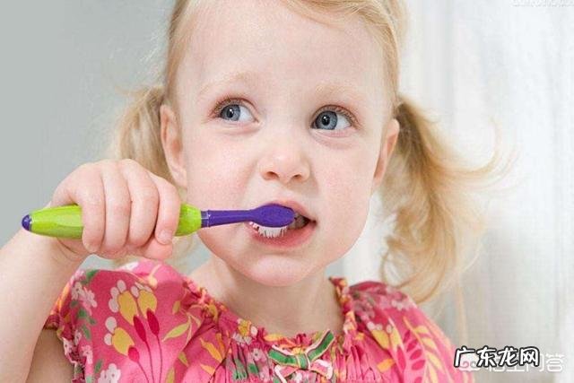 家庭中该如何给宝宝选牙膏,是含氟的好还是不含氟的好?