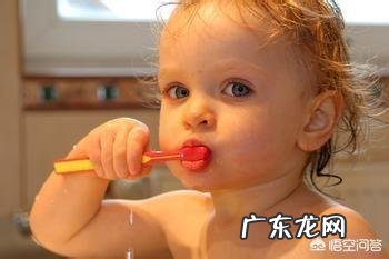 家庭中该如何给宝宝选牙膏，是含氟的好还是不含氟的好？