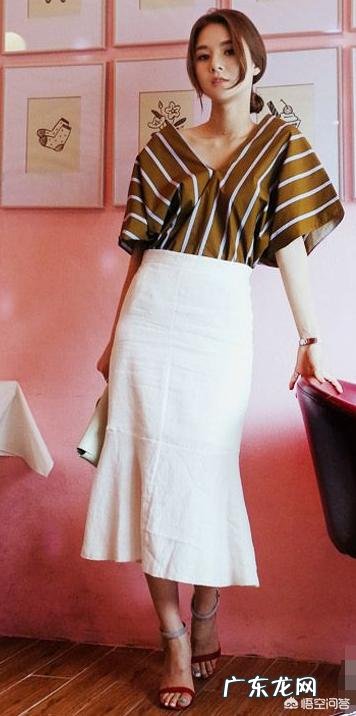 白色长裙怎么搭配上衣?