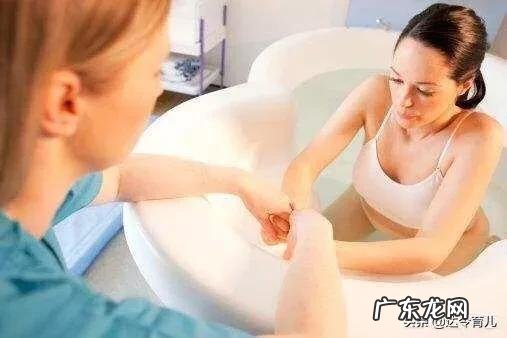 在水中分娩，孕妇将孩子生在水里，会呛着新生儿吗？