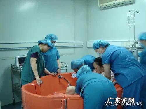 在水中分娩,孕妇将孩子生在水里,会呛着新生儿吗?