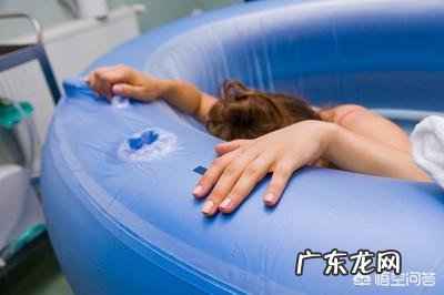 在水中分娩,孕妇将孩子生在水里,会呛着新生儿吗?