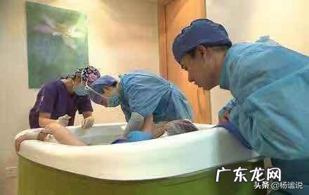 在水中分娩，孕妇将孩子生在水里，会呛着新生儿吗？