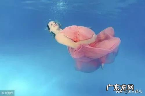 在水中分娩,孕妇将孩子生在水里,会呛着新生儿吗?