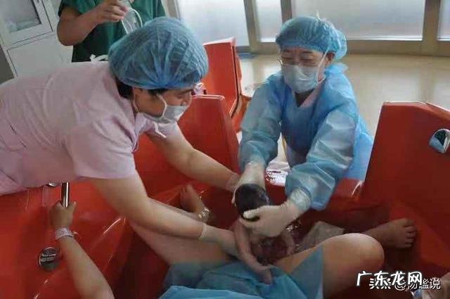 在水中分娩，孕妇将孩子生在水里，会呛着新生儿吗？