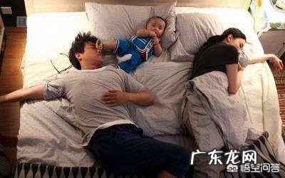 凌晨起夜给娃喂奶,换尿布或者哄睡,你们会叫老公起来帮忙吗?