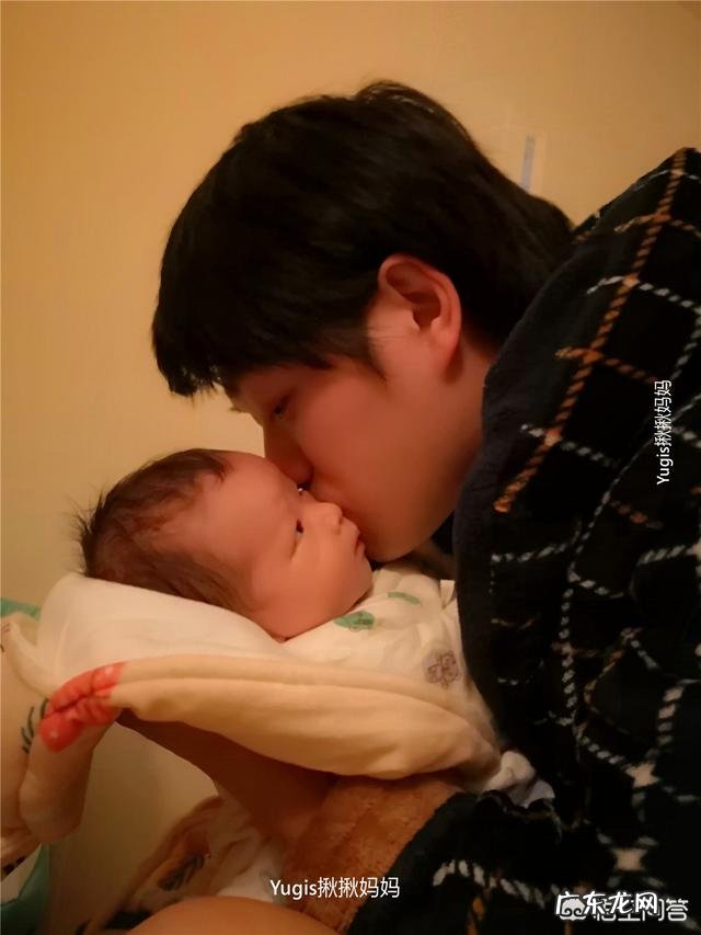 凌晨起夜给娃喂奶,换尿布或者哄睡,你们会叫老公起来帮忙吗?