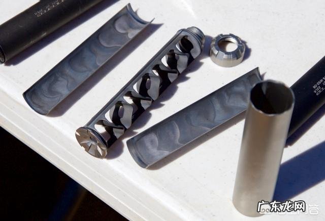 狙击枪开枪会发出声音，为什么有的狙击手不愿用消音器？不怕被人发现吗？