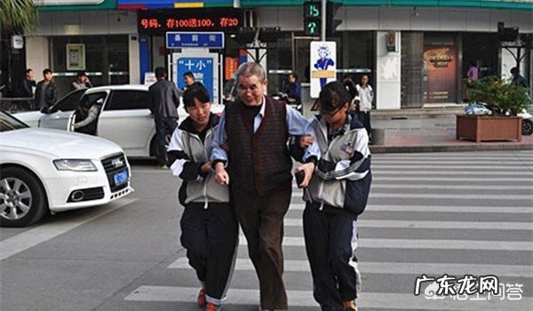 芜湖小伙扶79岁老人被讹,监控还清白,老人不依不饶还要小伙赔1000元,你怎么看?