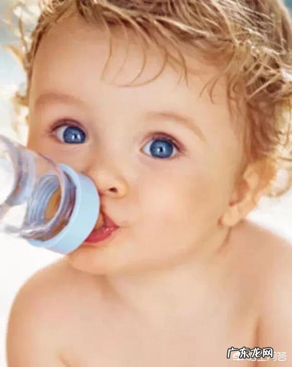 婴儿多大可以开始喝水?