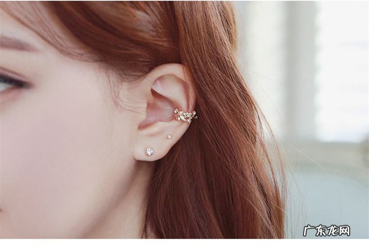 耳洞里面有个硬疙瘩