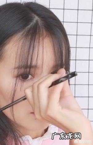 如果是自己在家里剪刘海,应该如何剪?