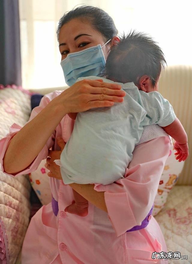 新生儿每天如何吃奶?