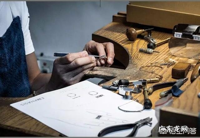 哪个牌子的钻戒性价比高?