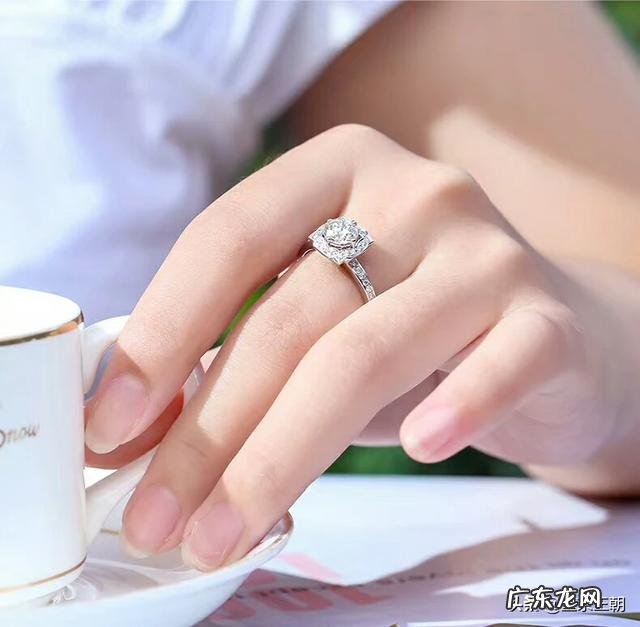 哪个牌子的钻戒性价比高?